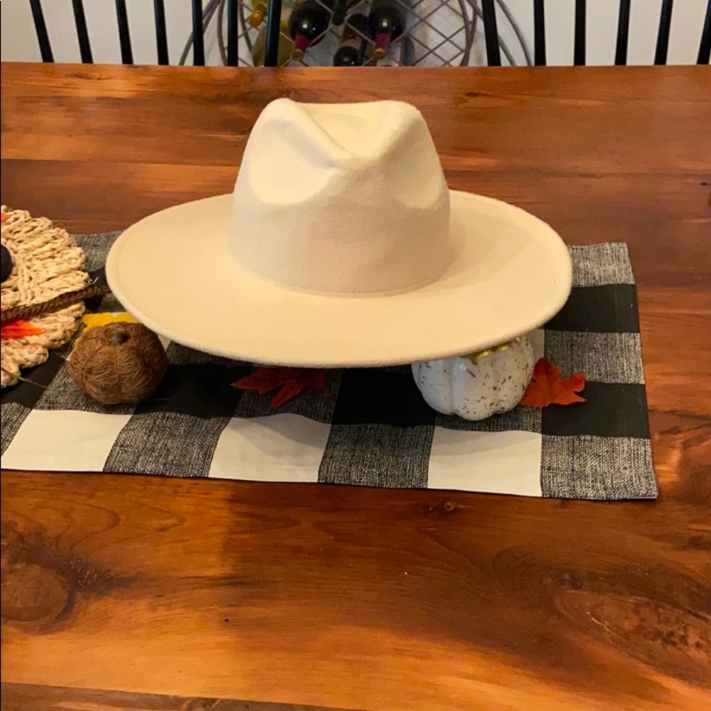 Beige Rocky Mountain hat